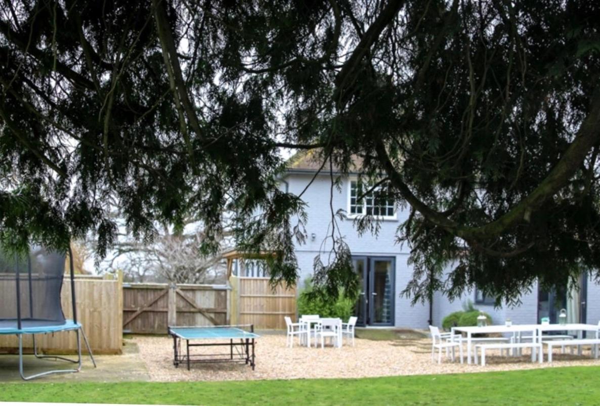 Bell Lodge Chichester Exterior foto