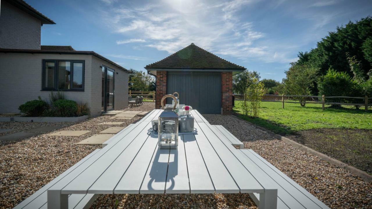 Bell Lodge Chichester Exterior foto